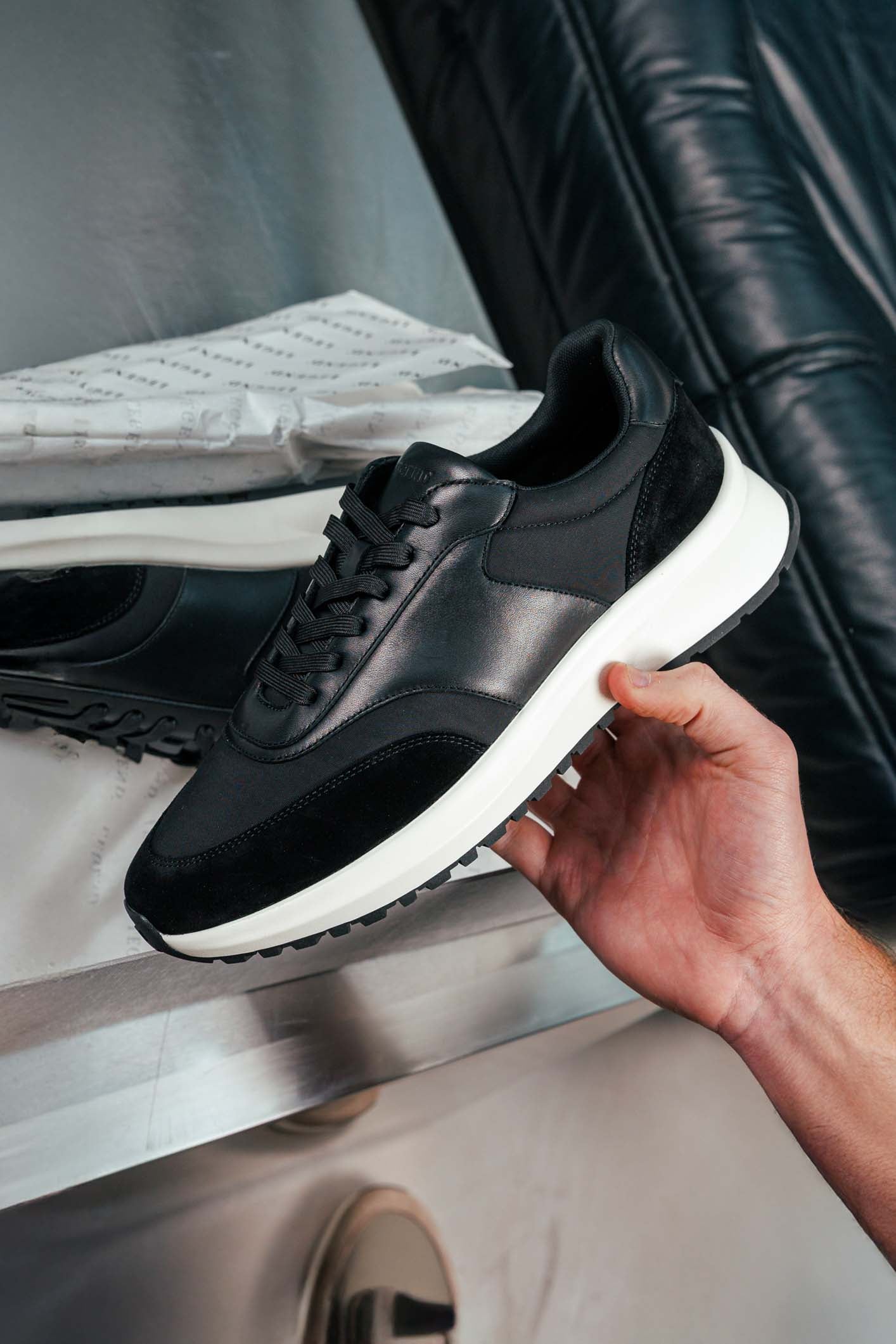 FORMA RUNNER - BLACK AND WHITE
